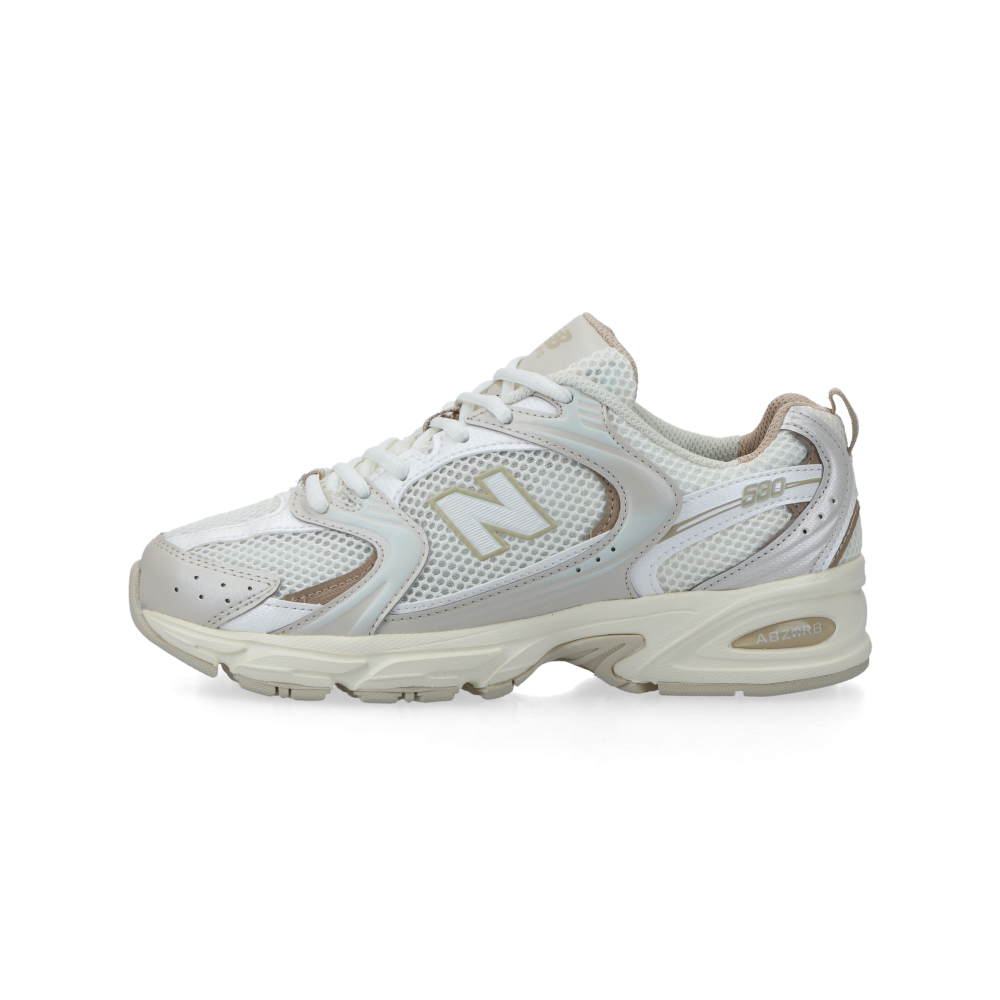 New Balance 530 in beige mit silbernen Akzenten