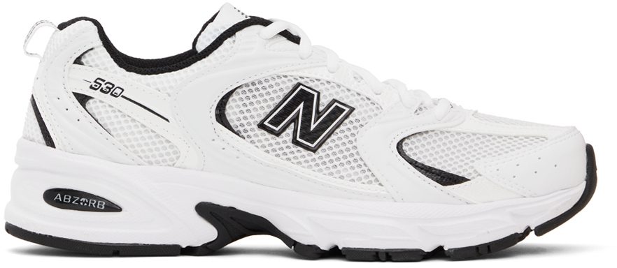 New Balance 530 in Weiß mit schwarzen Akzenten
