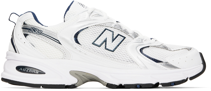 New Balance 530 in Weiß mit silbernen und navyblauen Akzenten