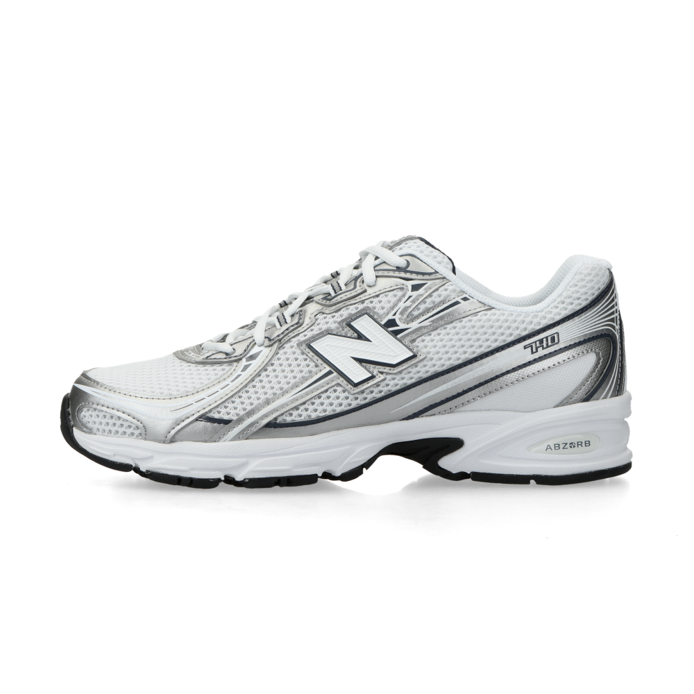 New Balance 740 in Weiß mit navyblauen Akzenten