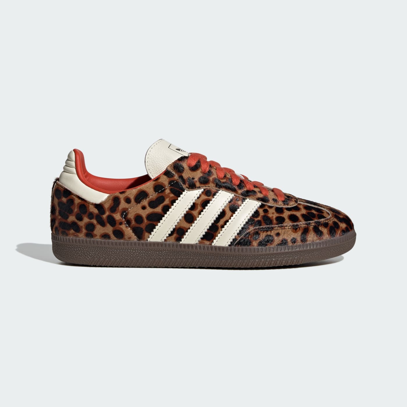 adidas Samba OG mit Leopardenmuster in Camel und Schwarz, cremefarbene Streifen, rote Schnuersenkel, braune Gummisohle